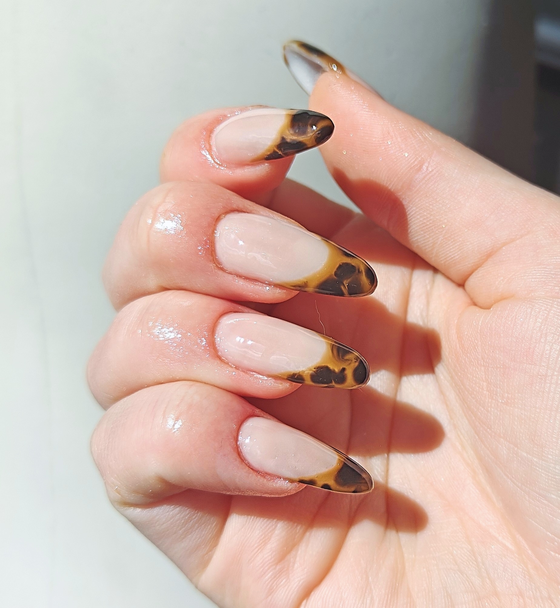 Nude nagels met tortoise tips