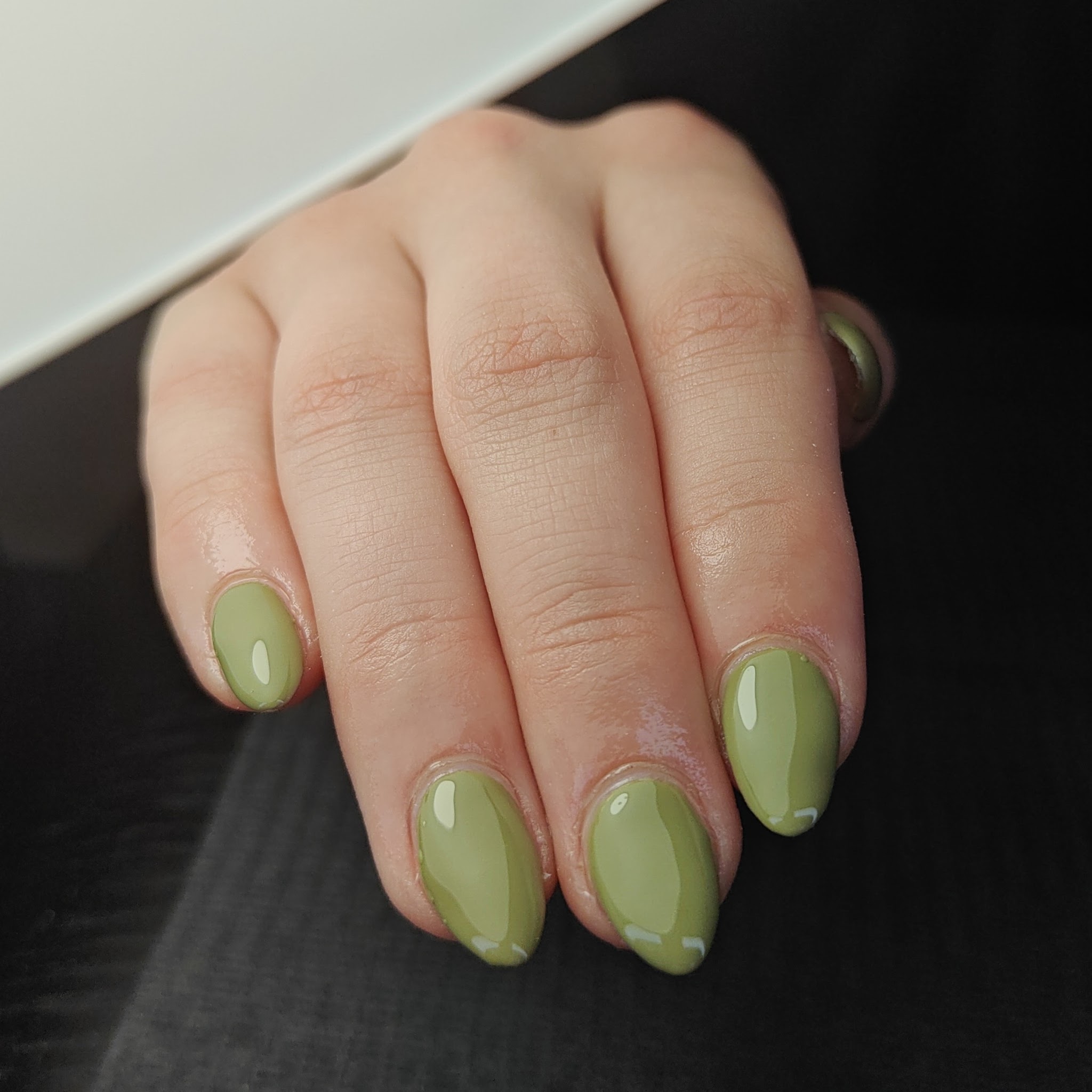 Olijfgroene amandelnagels