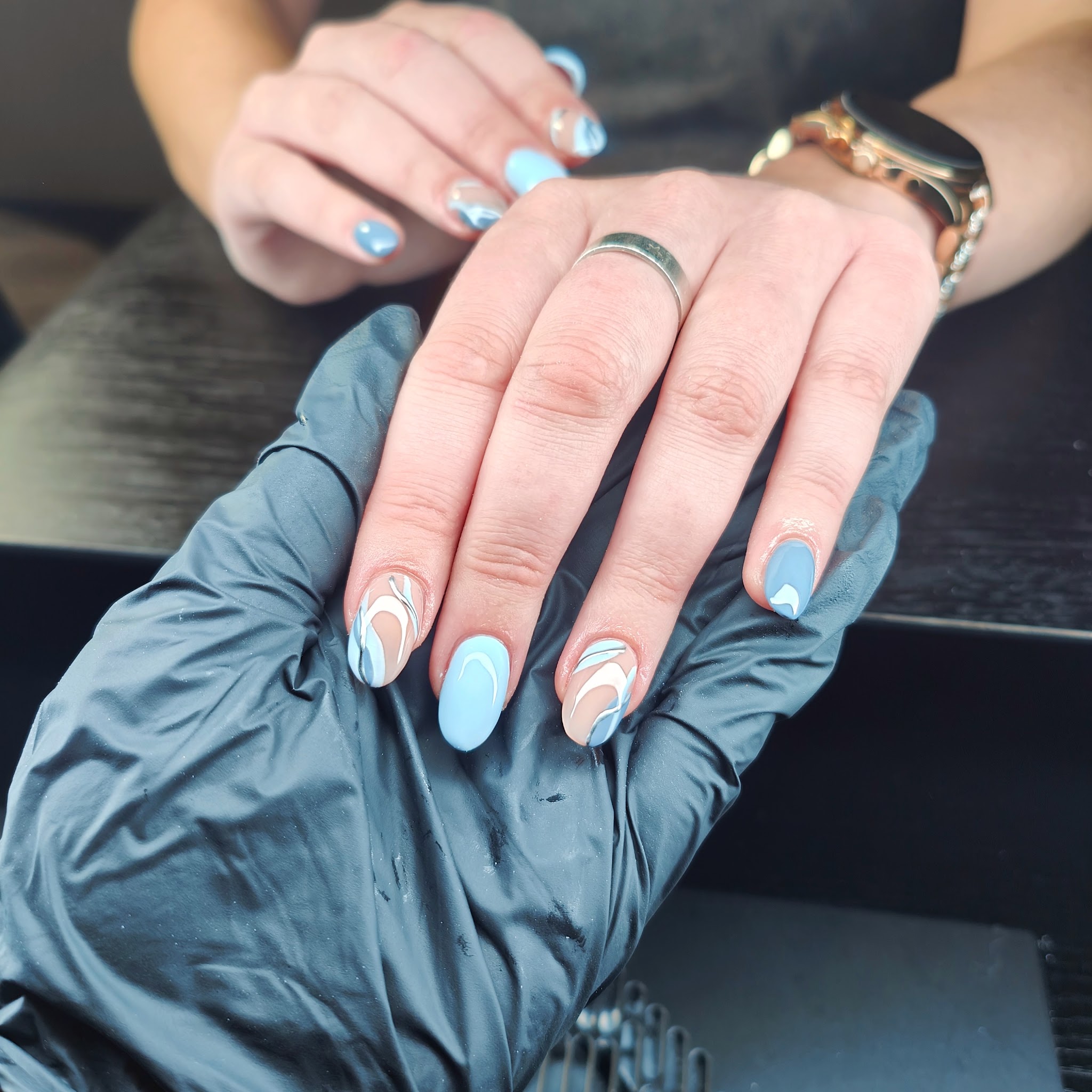 Lichtblauwe nagels met witte swirls
