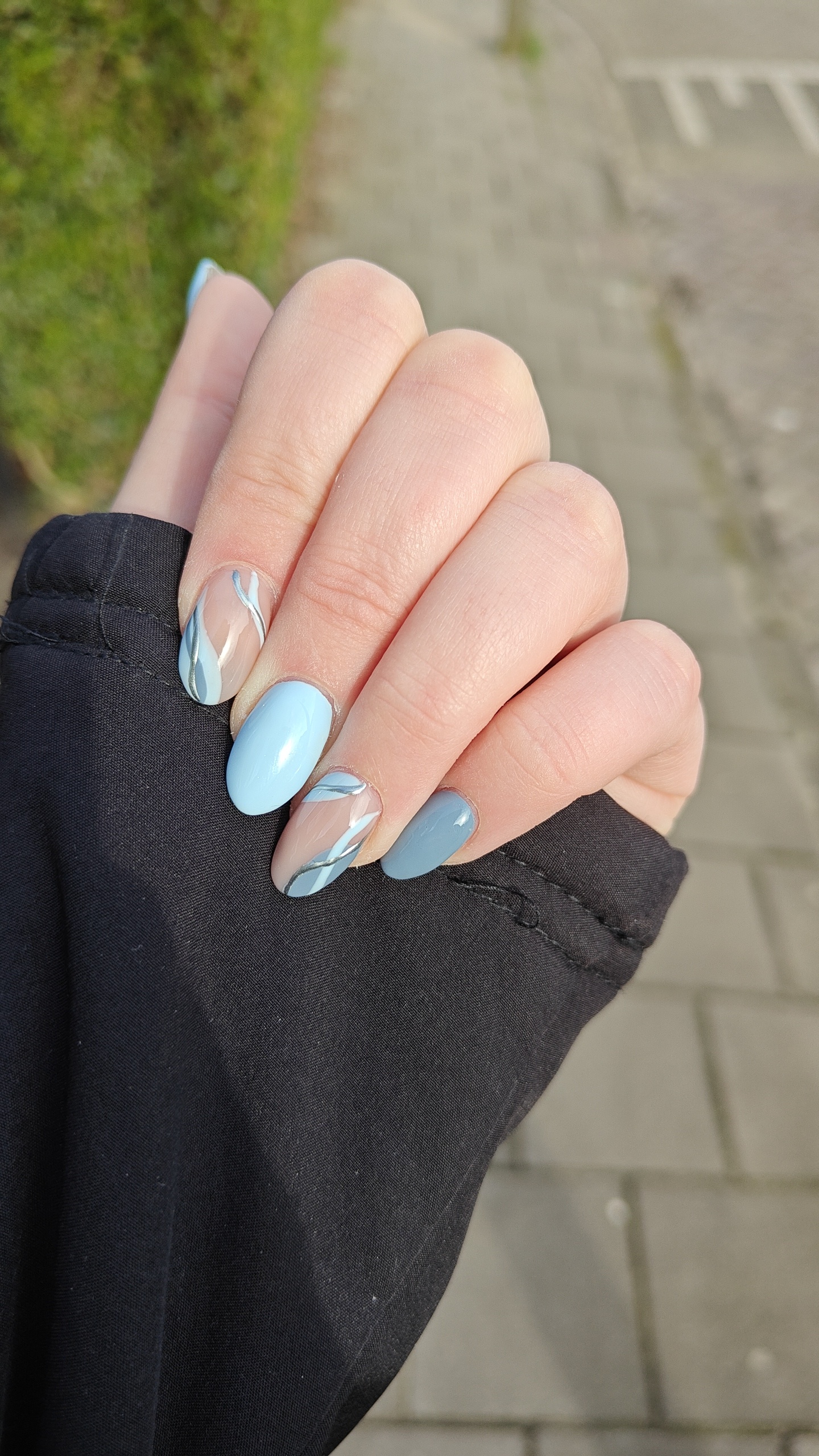 Lichtblauwe nagels met swirls