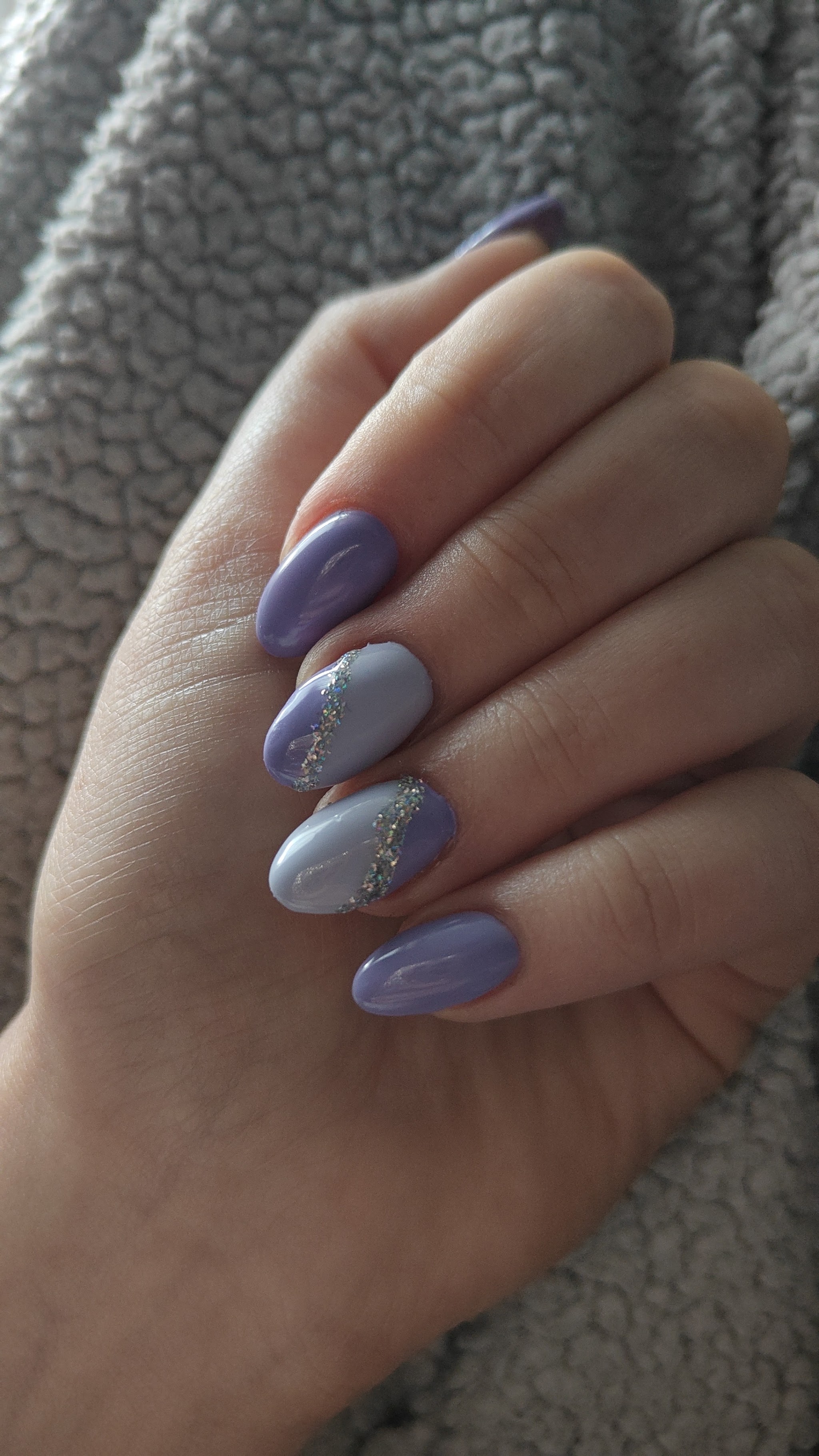Lila nagels met glitter
