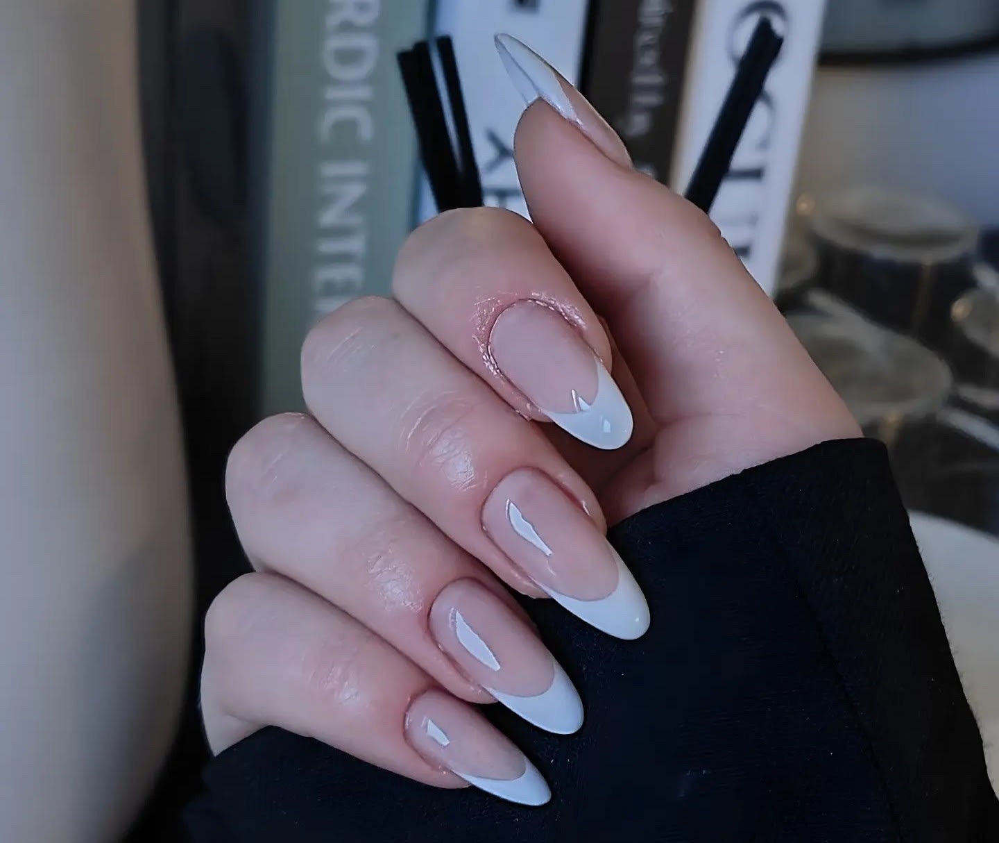 Witte French op lange amandelnagels, gezet in The Beauty Bar